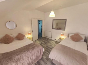 1 Bedroom Flat w/ 2 beds